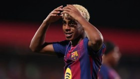 拉什福德赛场双响庆祝，社交媒体点赞如潮